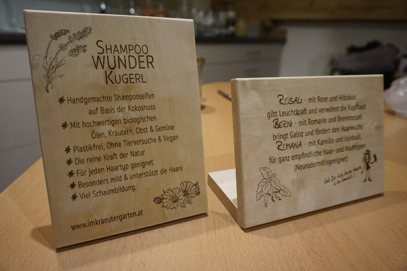 Zwei gelaserte Holzaufsteller mit Produktinformationen und Illustrationen