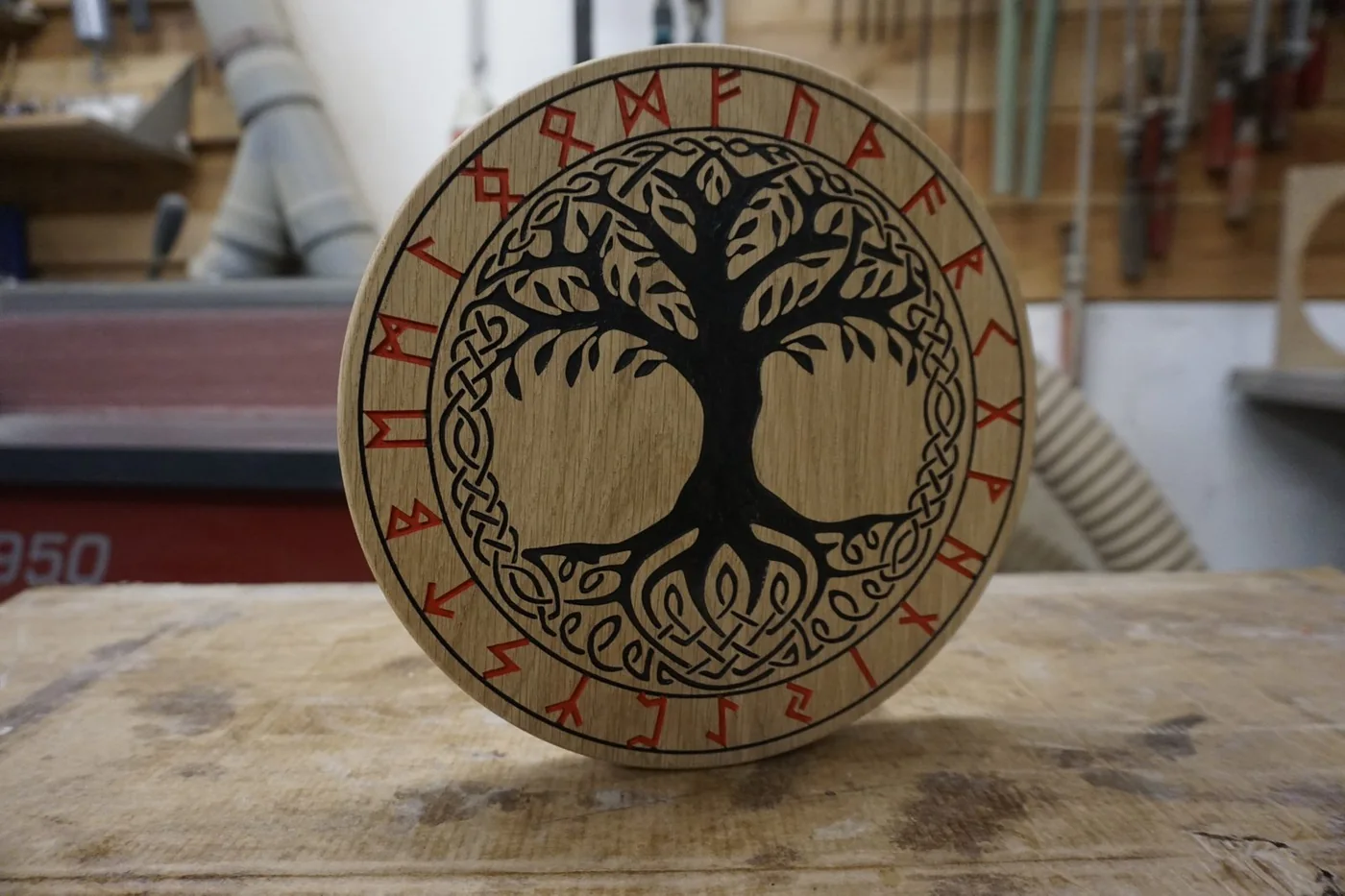 Runde Holzscheibe mit Lebensbaum und persönlicher Gravur als Erinnerungsstück