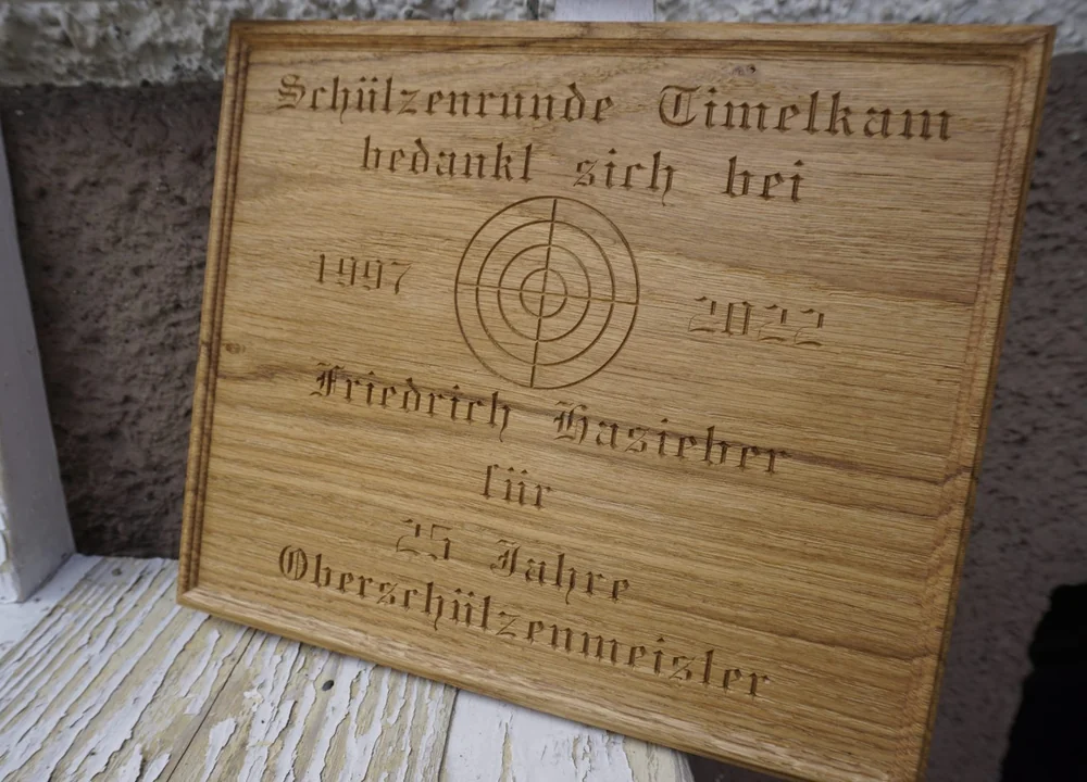 Jubiläumstafel aus Holz für einen gemeinsamen Anlass