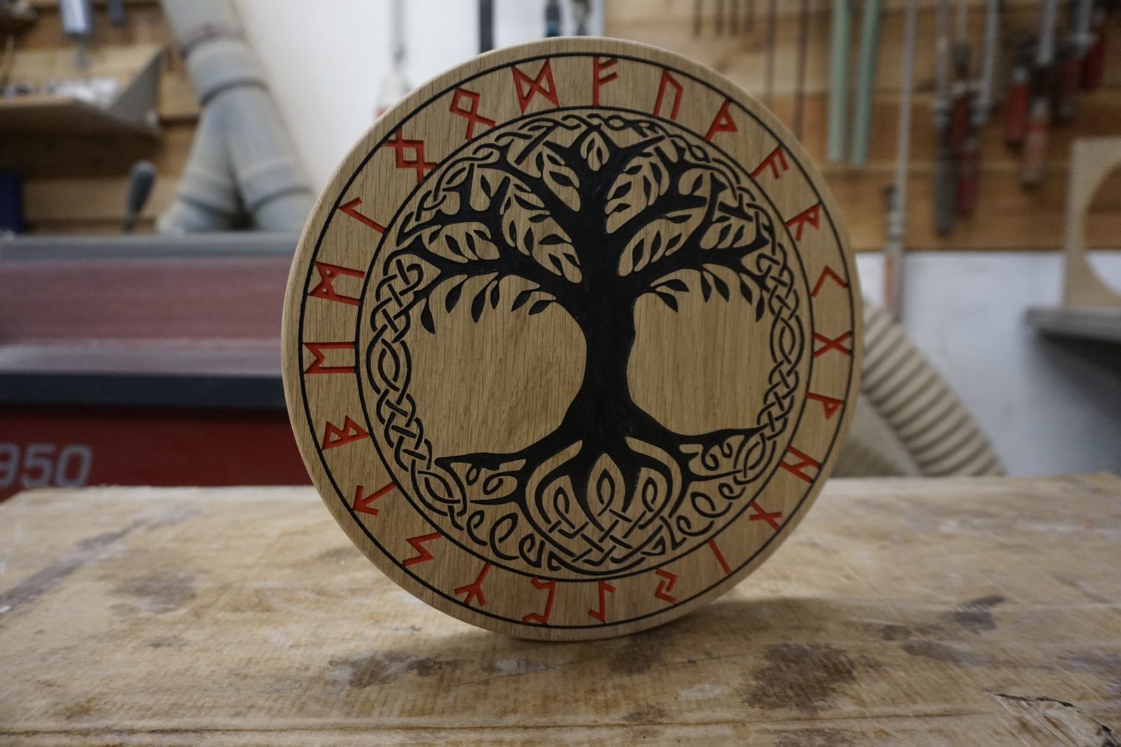Runde Baumscheibe mit Baum-Motiv und roter Colorierung