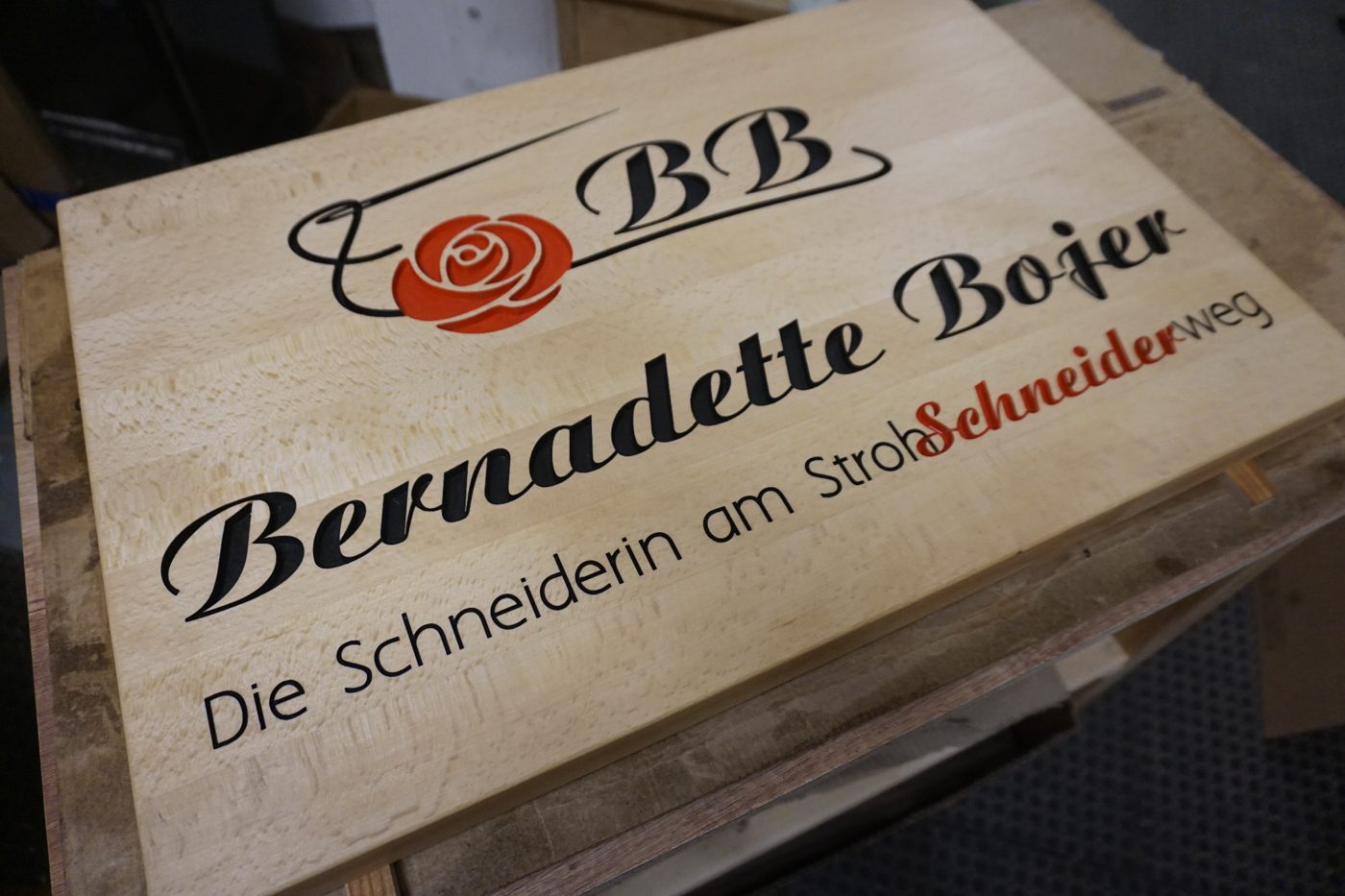 Großes handcoloriertes Holzschild Bernadette Bojer mit Logo