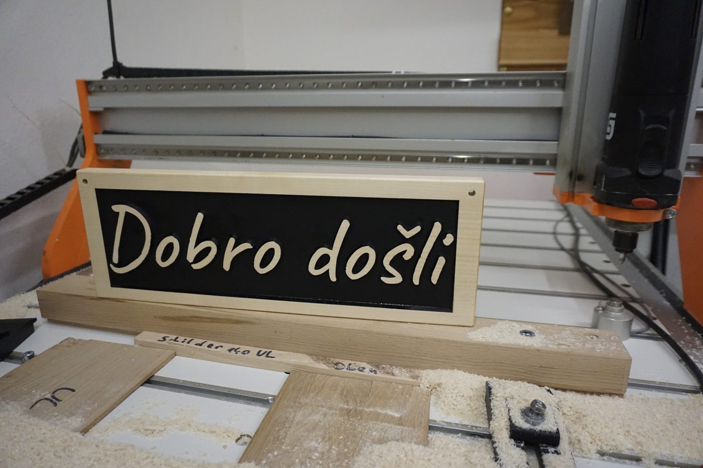 Schild Dobro došli direkt an der CNC-Fräse