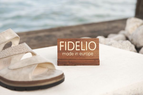 Fidelio-Schild aus Ahorn mit Nussfurnier