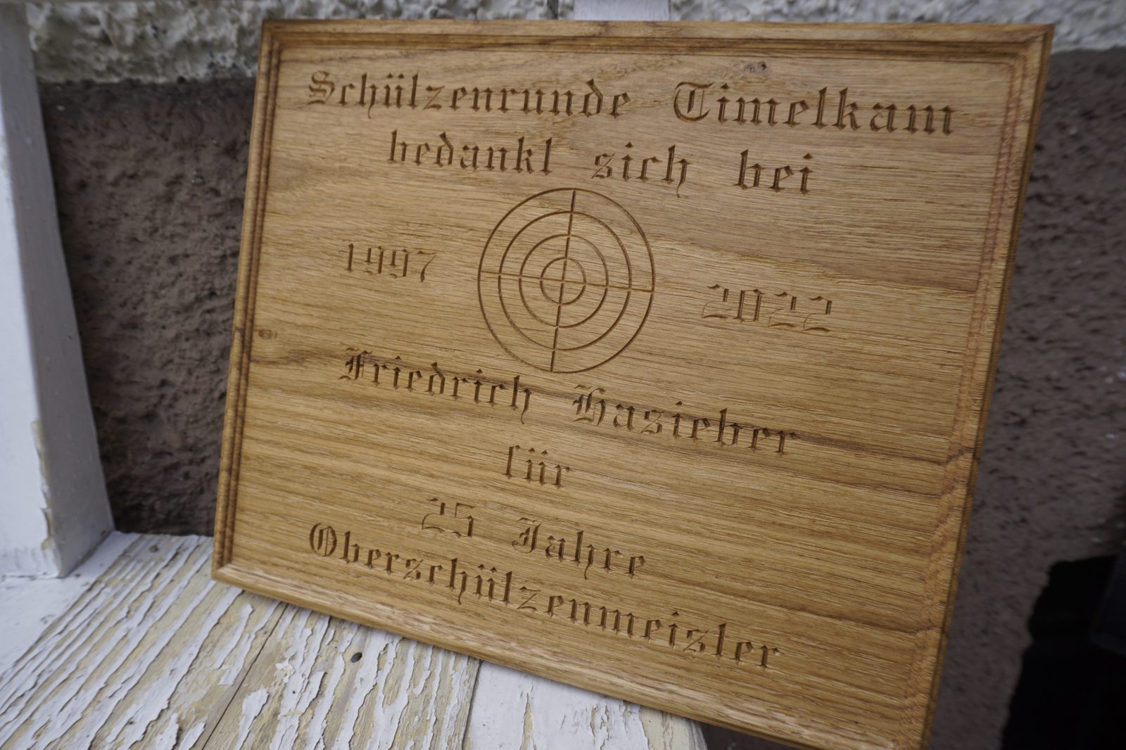 Gravierte Gedenktafel aus Holz