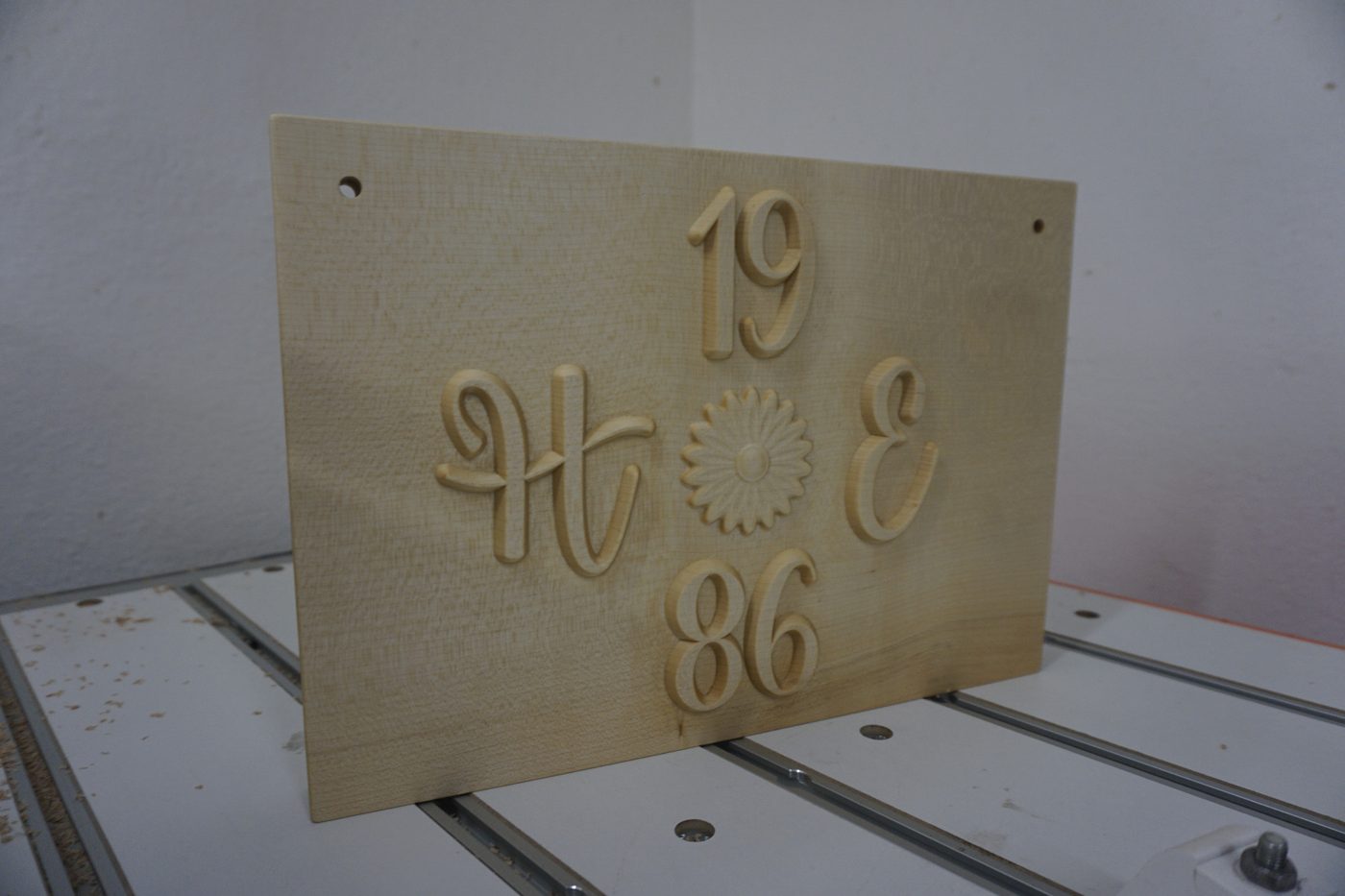 Schlichtes Holzschild mit Hausnummer 19 HÖE 86