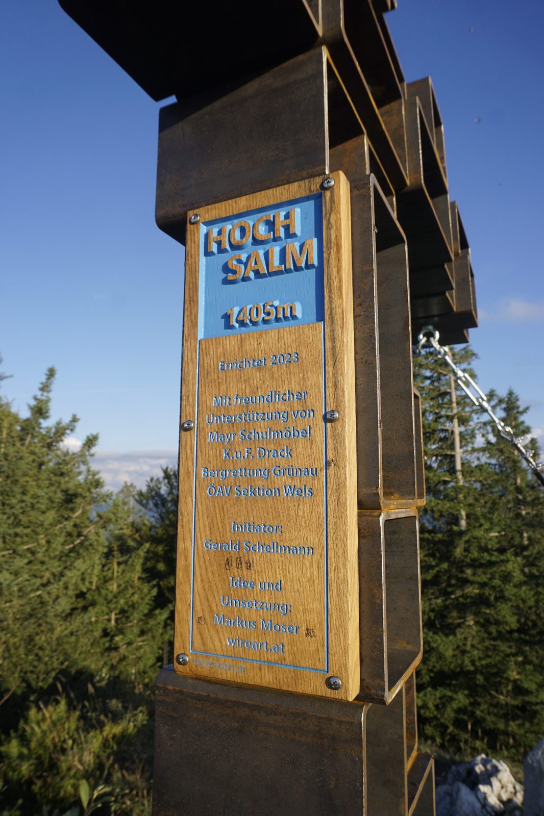Holztafel am Hoch Salm im Außenbereich