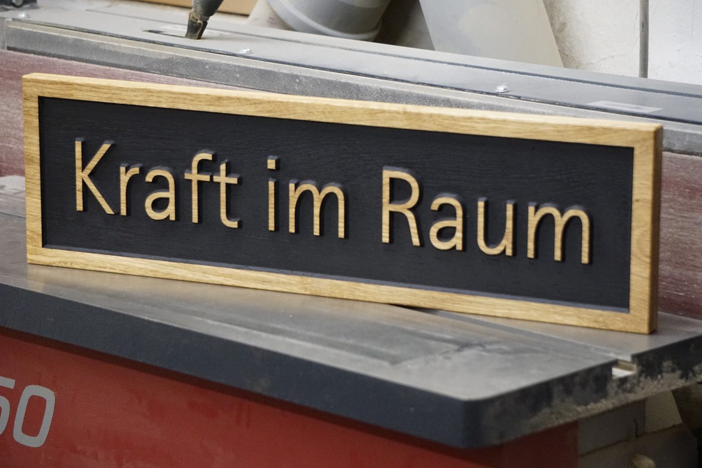 Schild Kraft im Raum mit dunklem Hintergrund und hellem Rahmen