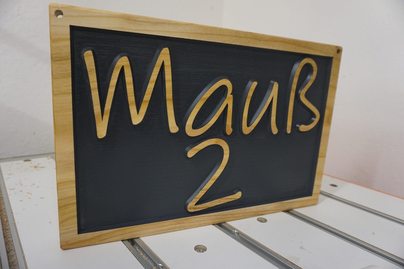 Gefräste Hausnummer Mauß 2 aus Holz