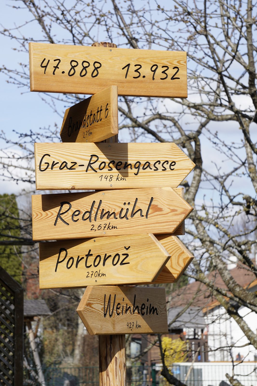 Wegweiser aus Holz für Garten oder Hof