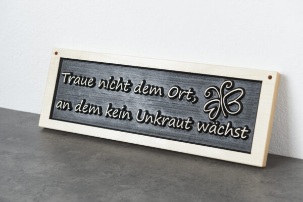 Holzschild "Traue nicht dem Ort"