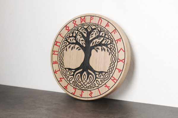 Yggdrasil mit Futhark